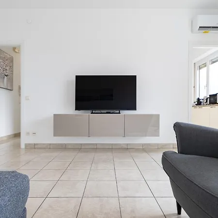Belvedere Walking Distance From Train Station Appartement *