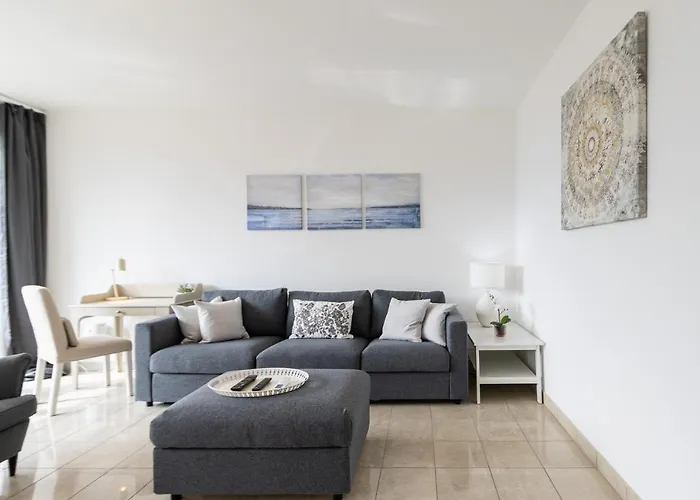 Belvedere Walking Distance From Train Station Apartment *