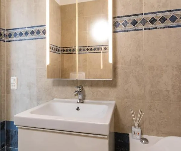 Belvedere Walking Distance From Train Station Apartment