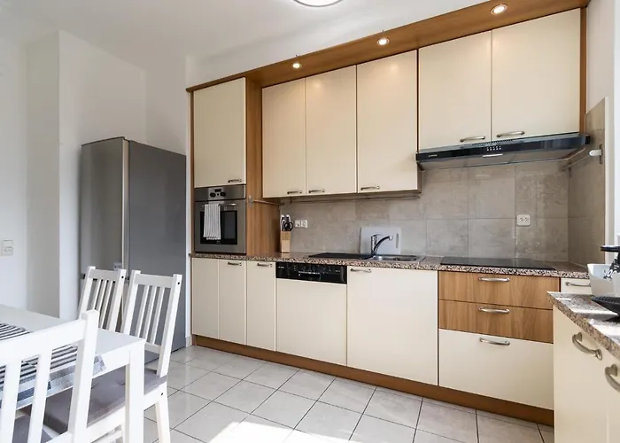 Belvedere Walking Distance From Train Station Appartement