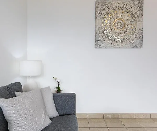 Belvedere Walking Distance From Train Station Apartment *