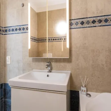 Belvedere Walking Distance From Train Station Apartment