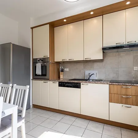 Belvedere Walking Distance From Train Station Apartment