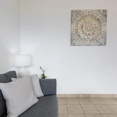 Belvedere Walking Distance From Train Station Apartment *